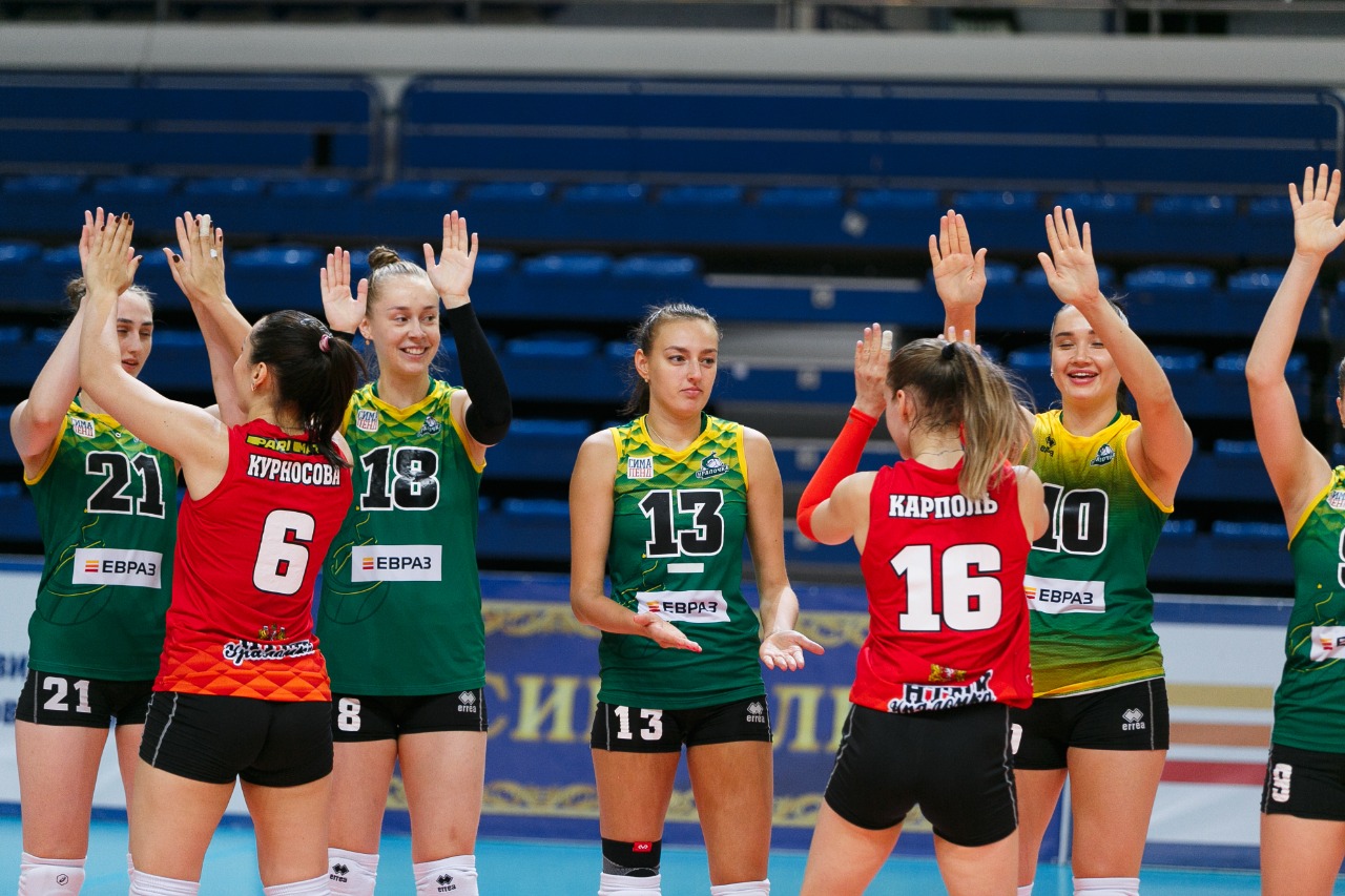 Во Дворце игровых видов спорта в Екатеринбурге прошли матчи второго игрового дня предварительного раунда Кубка России по волейболу среди женских команд.