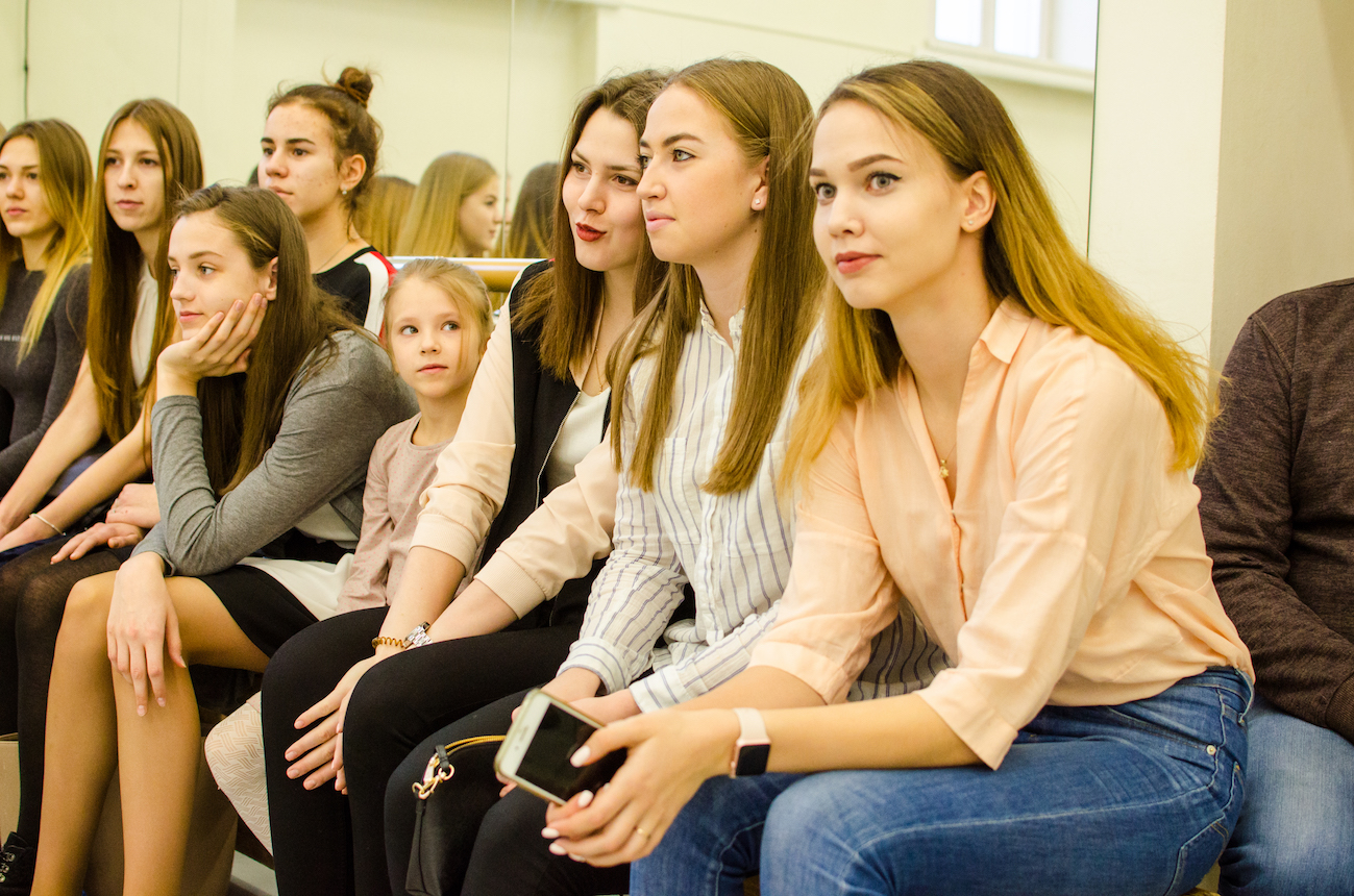 Молодежный состав на уроке классического танца в театре оперы и балета