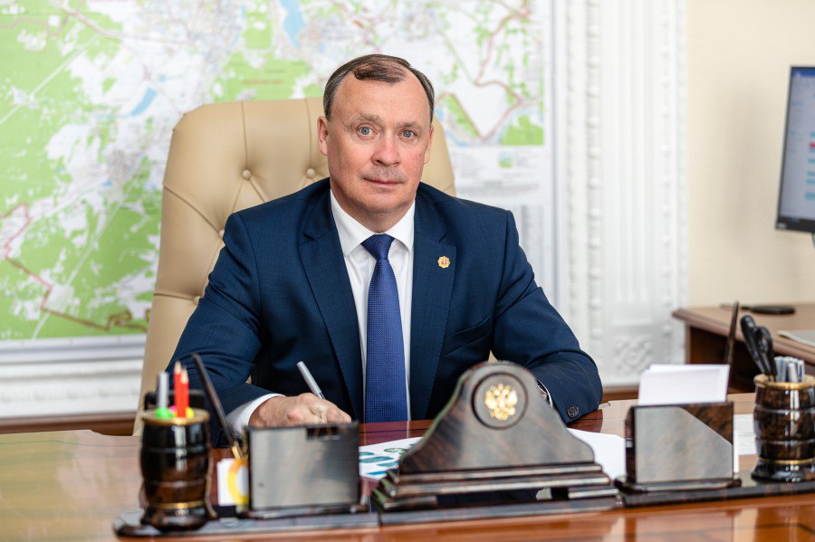 «Уралочка» поздравляет с 56-летием главу Екатеринбурга Алексея Орлова
